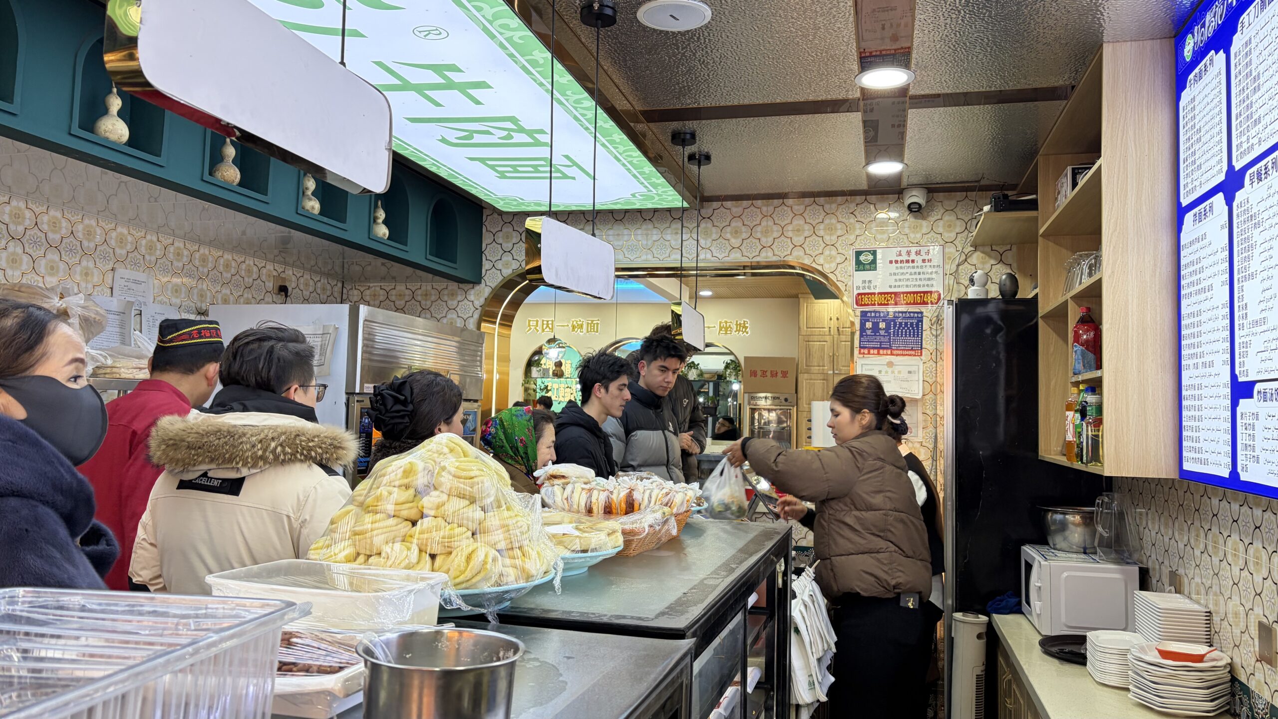 在乌鲁木齐街头，我撞见了一家“会说话”的新疆餐厅——新疆餐饮创业者必读指南